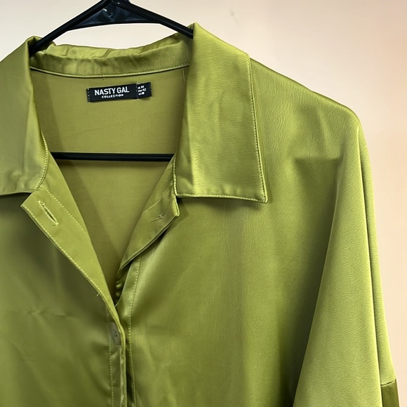 Nasty Gal Green Satin Longline Button-Up Shirt - Picture 2 of 4